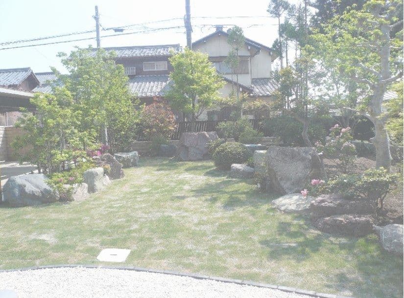石組みの芝庭
