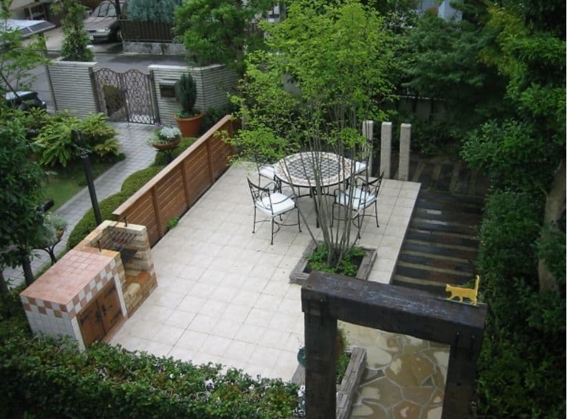 バーベキュー炉のあるテラスガーデン