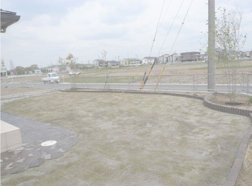 アプローチと花壇と芝庭