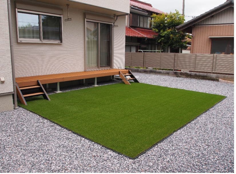 人工芝と樹脂デッキのある庭