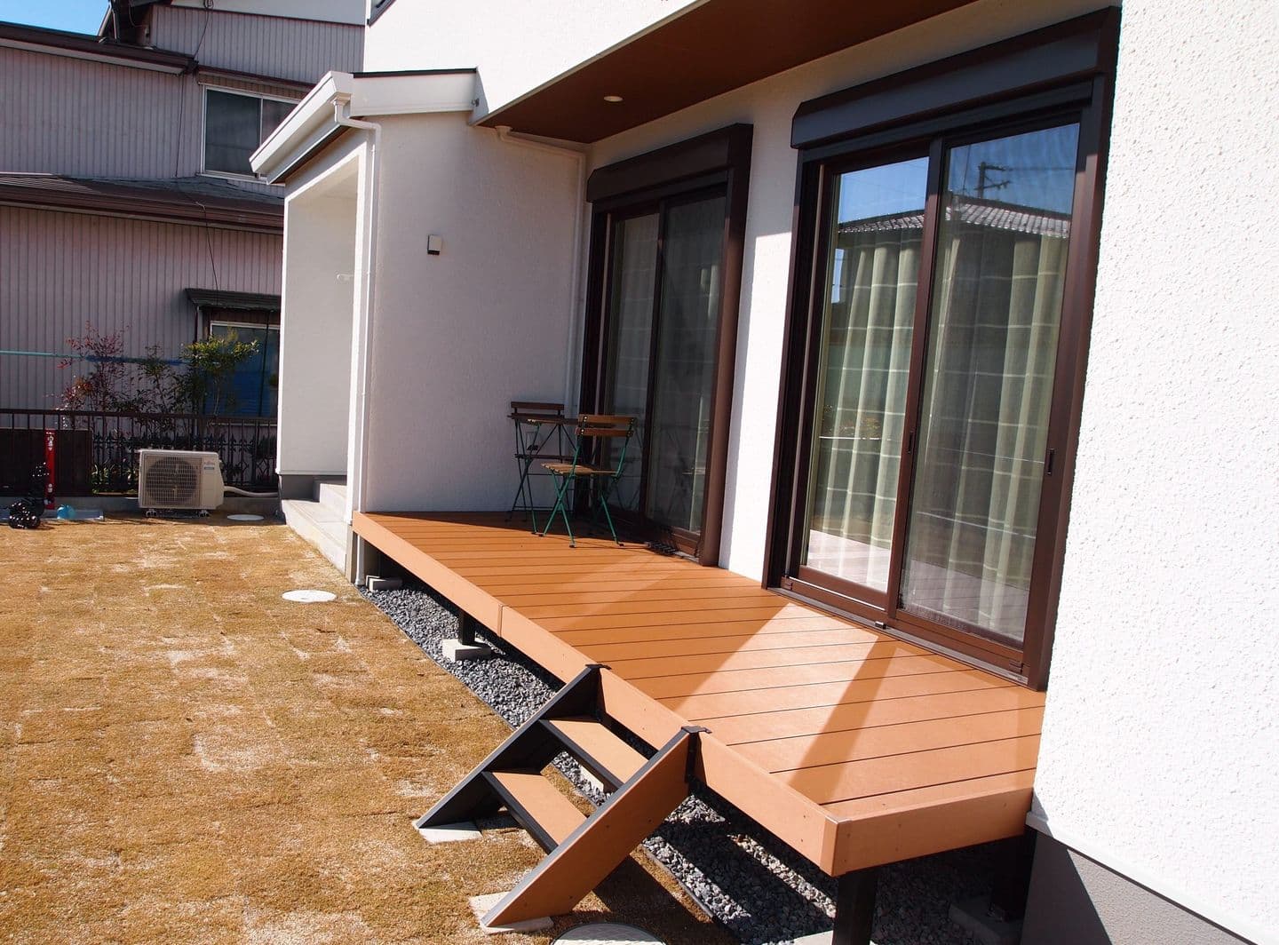 樹脂製デッキと芝庭