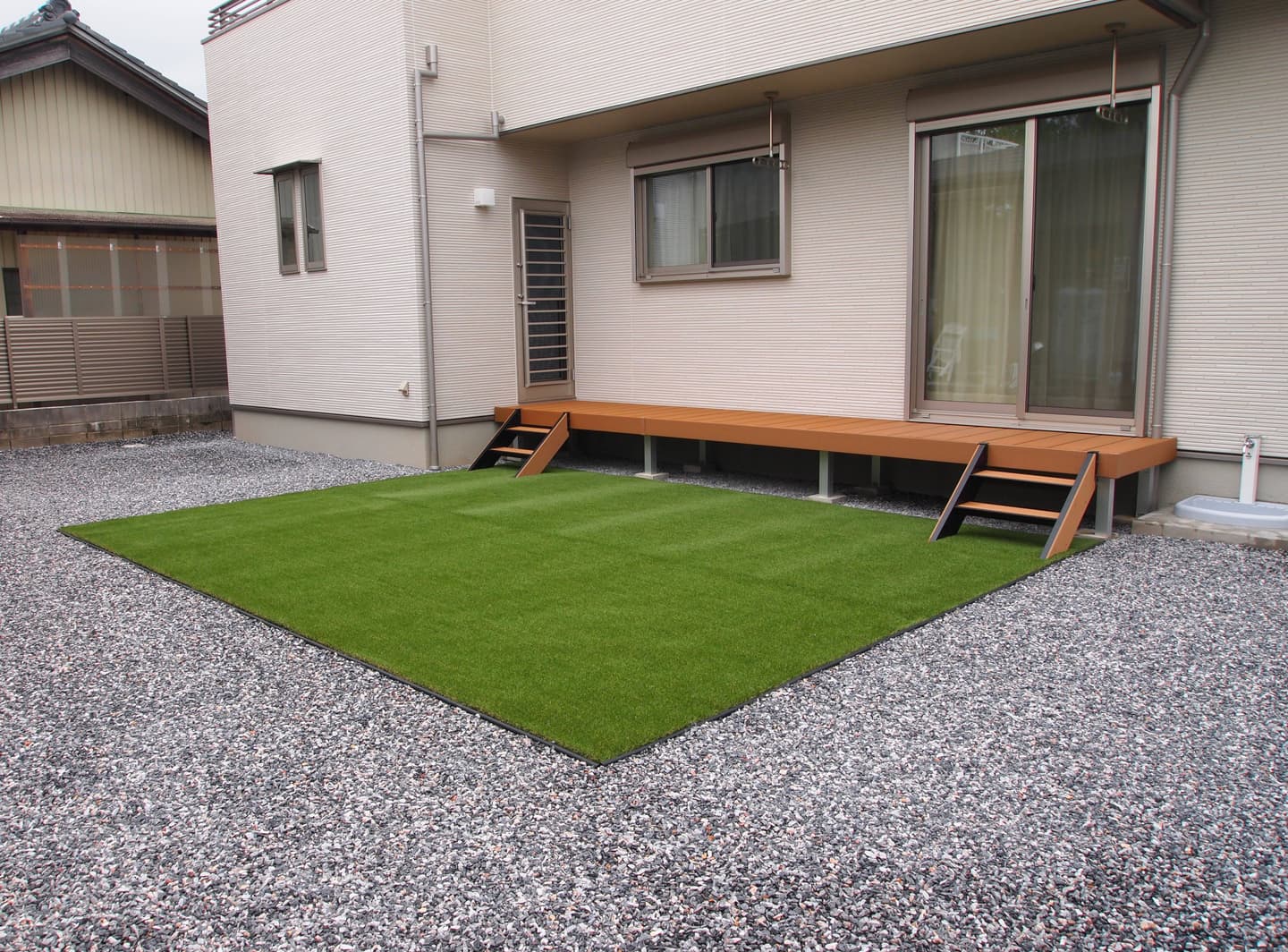 樹脂製デッキと人工芝