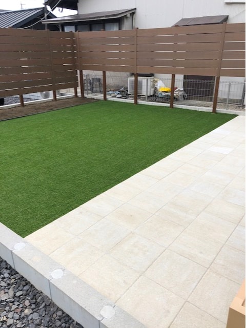 人工芝と目隠しフェンスのあるテラス