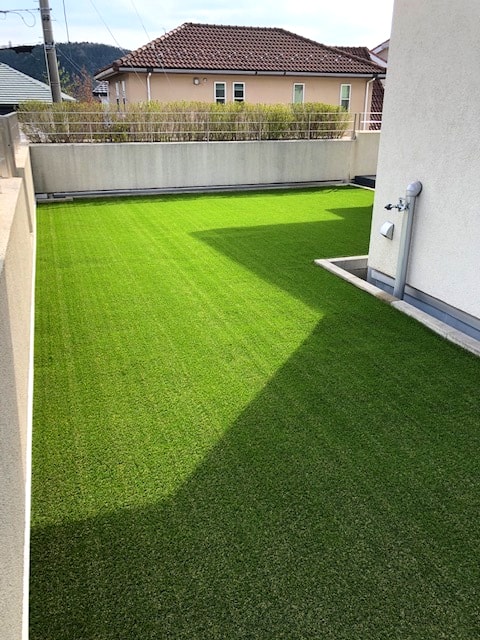 人工芝のテラス