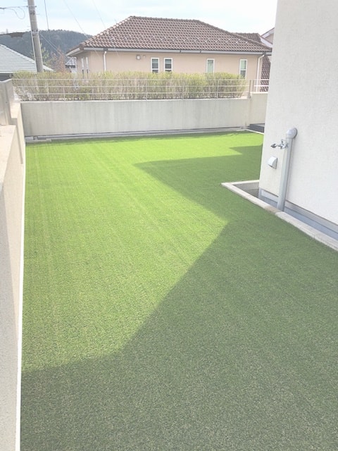 人工芝のテラス