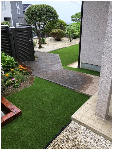 人工芝の庭